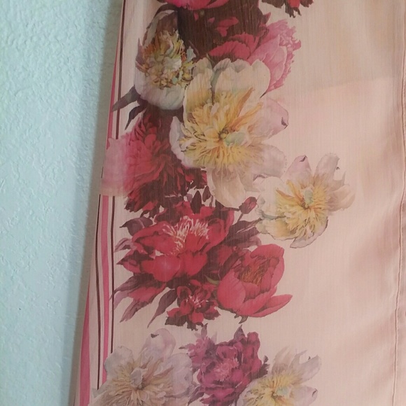 Floral hi-low split back button up top fits M - Picture 2 of 4